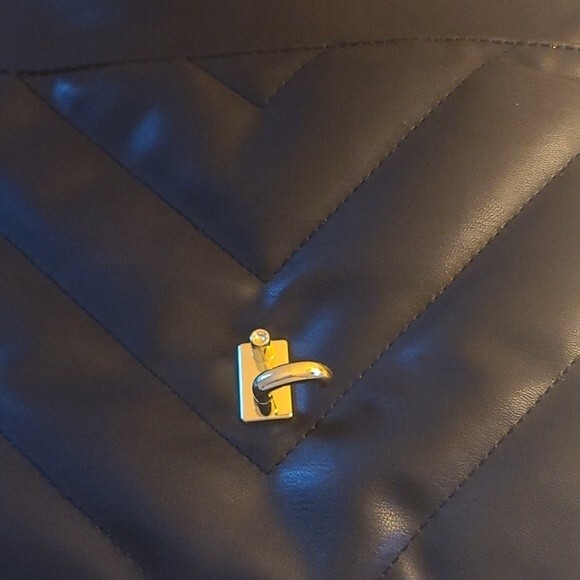 NWT- Women’s Quilted Chevron Design Crossbody or Clutch With Chain Strap - Picture 9 of 13